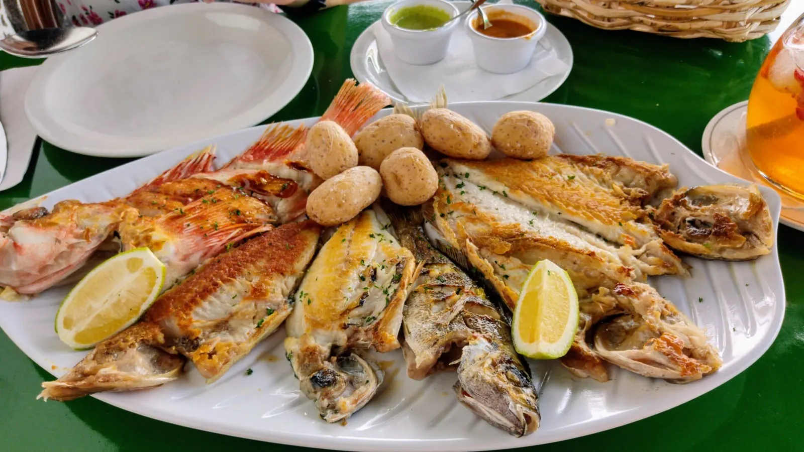 Parrillada de pescado local con papas arrugadas, limón y mojo verde y rojo